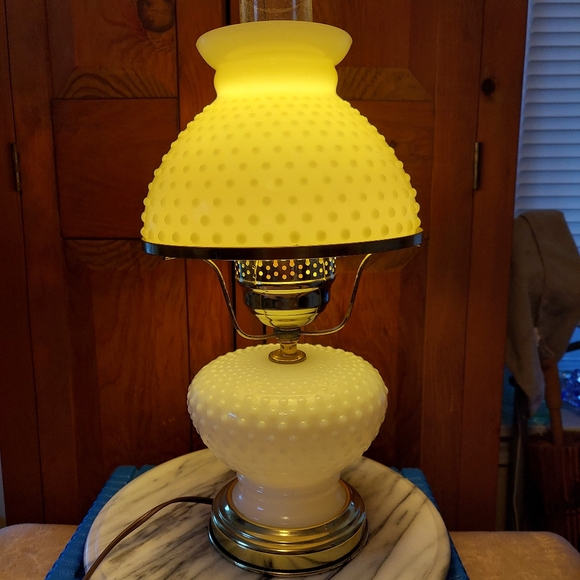Milk glass vanity lamp - Picture 7 of 12